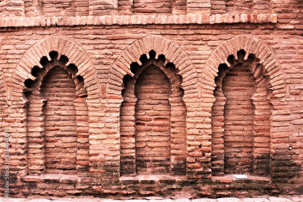 Obraz premium Old doors red brick wall background texture 