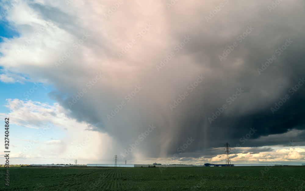 Obraz premium Dramatic rain or hail cloud over a field in Isle of Thanet, Kent.