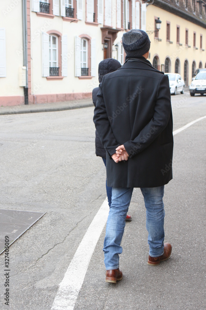 Mann auf der Straße, Fußgänger