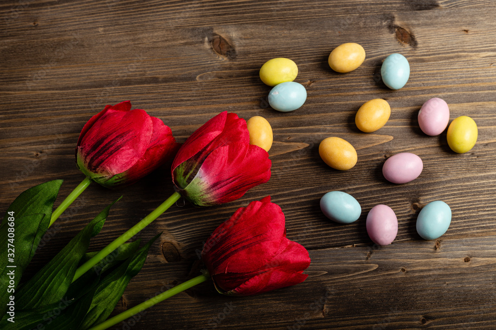 Piccoli uova di Pasqua con tulipani rossi Piccoli uova di Pasqua con tulipani rossi