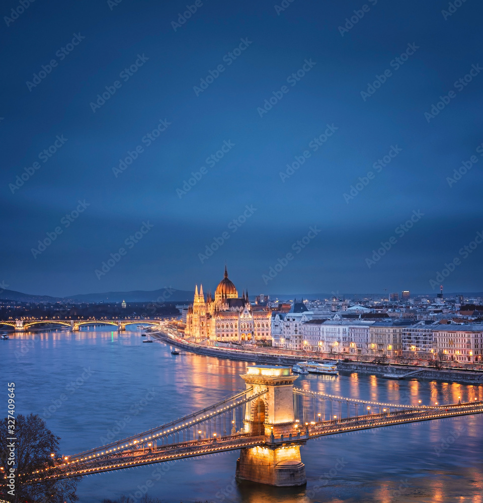 Fototapeta premium Amazing Chain Bridge with the Parliament