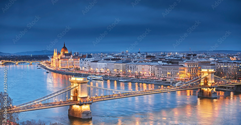 Amazing Chain Bridge with the Parliament