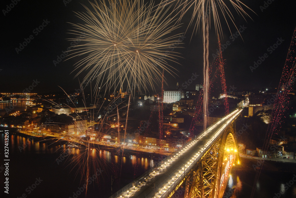 Fogo de artificio no porto, portugal junto da ponte de Dom Luís por cima do rio douro