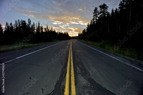 Foto Lonely road with double yellow line at twilight, Calaveras County, California