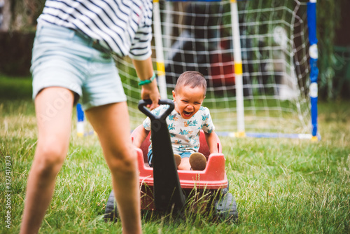 Enfants jouant dans un jardin