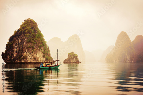 Fotografia Fishing boat Ha Long Bay Vietnam at sunset