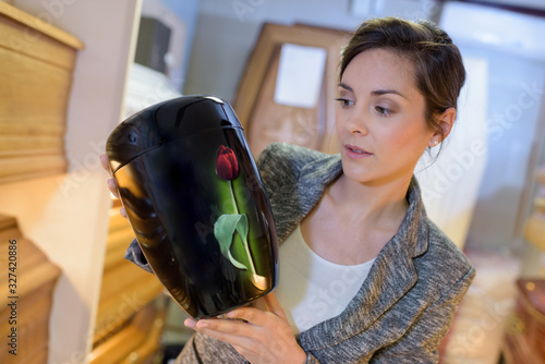 Cuadro en lienzo woman buying an urn at funeral shop