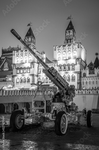 Canvas Print Painted canon in Moscow.