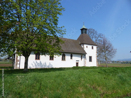 Gutleutkirche Längsseite mit Wiese in Oberschopfheim / Ortenau
