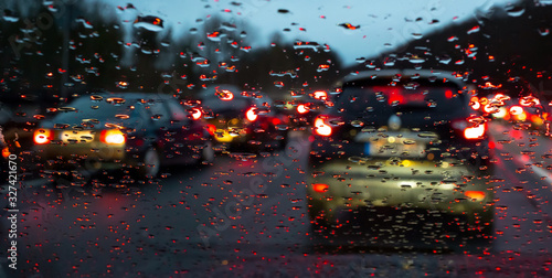 Bremslichter bei Regen © Comofoto