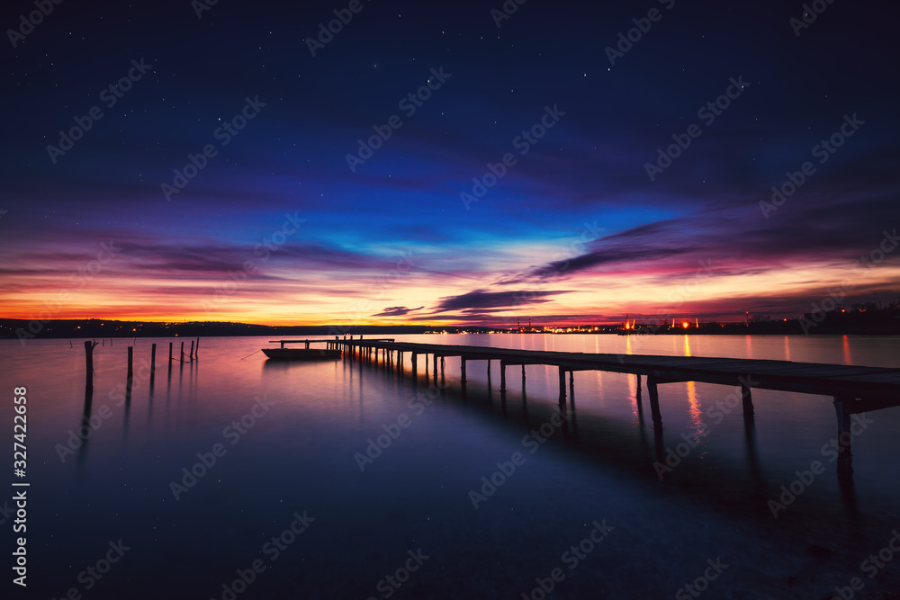 Obraz premium Small Dock and Boat at the lake