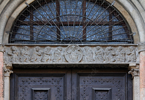 Cristo in trono tra gli Apostoli; architrave del portale del transetto nord del Duomo di Cremona