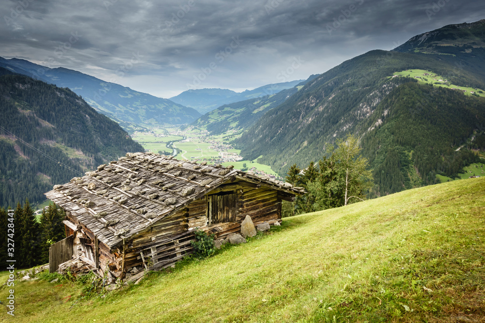 Almhütte mit Blick auf den Urlaubsort Mayrhofen im Zillertal