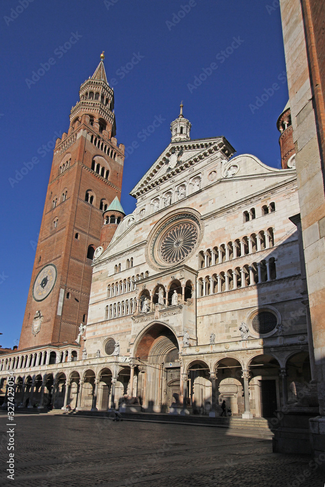 Duomo di Cremona; la facciata e il Torrazzo