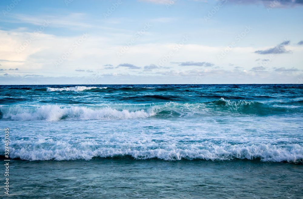 Fototapeta premium Waves crashing into shore