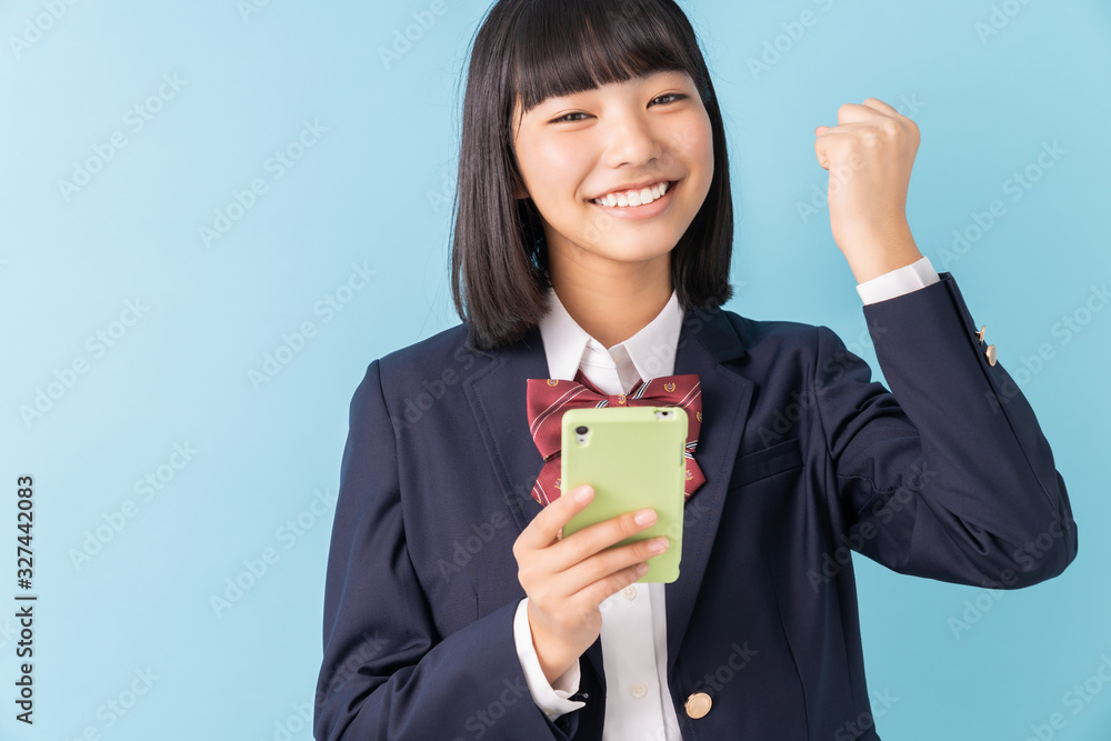 女子学生　制服　スマホ