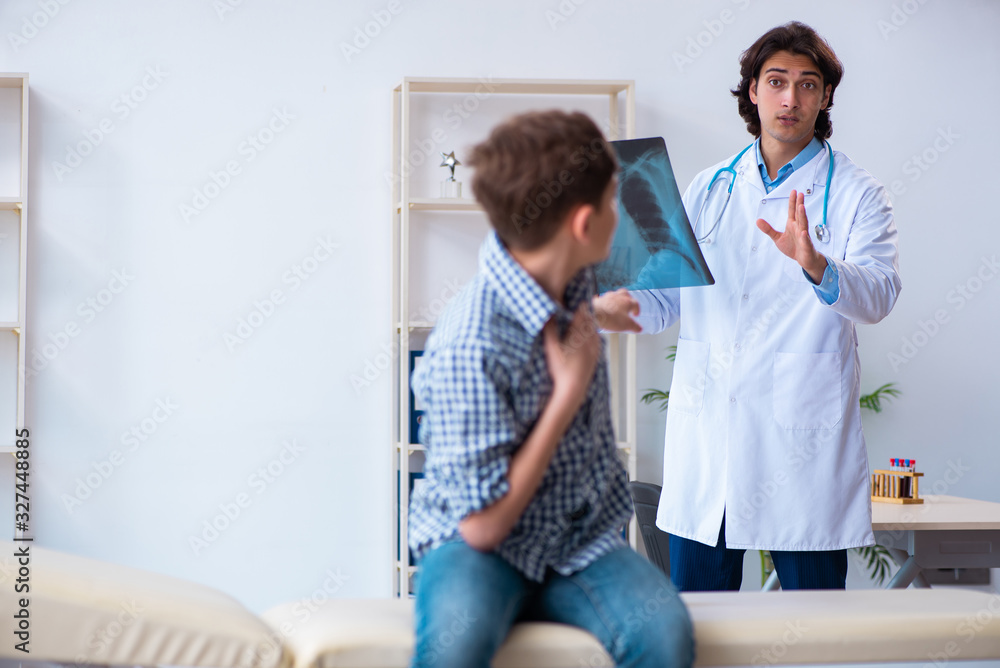 Obraz premium Male radiologist looking at boy's images