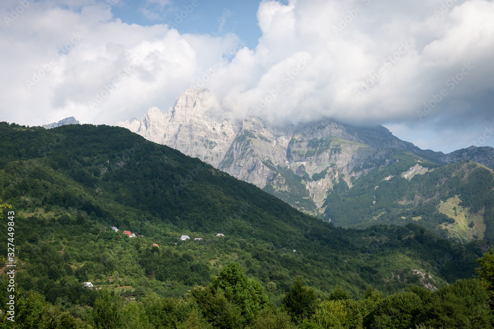 Village de Theth dans la montagne en Albanie