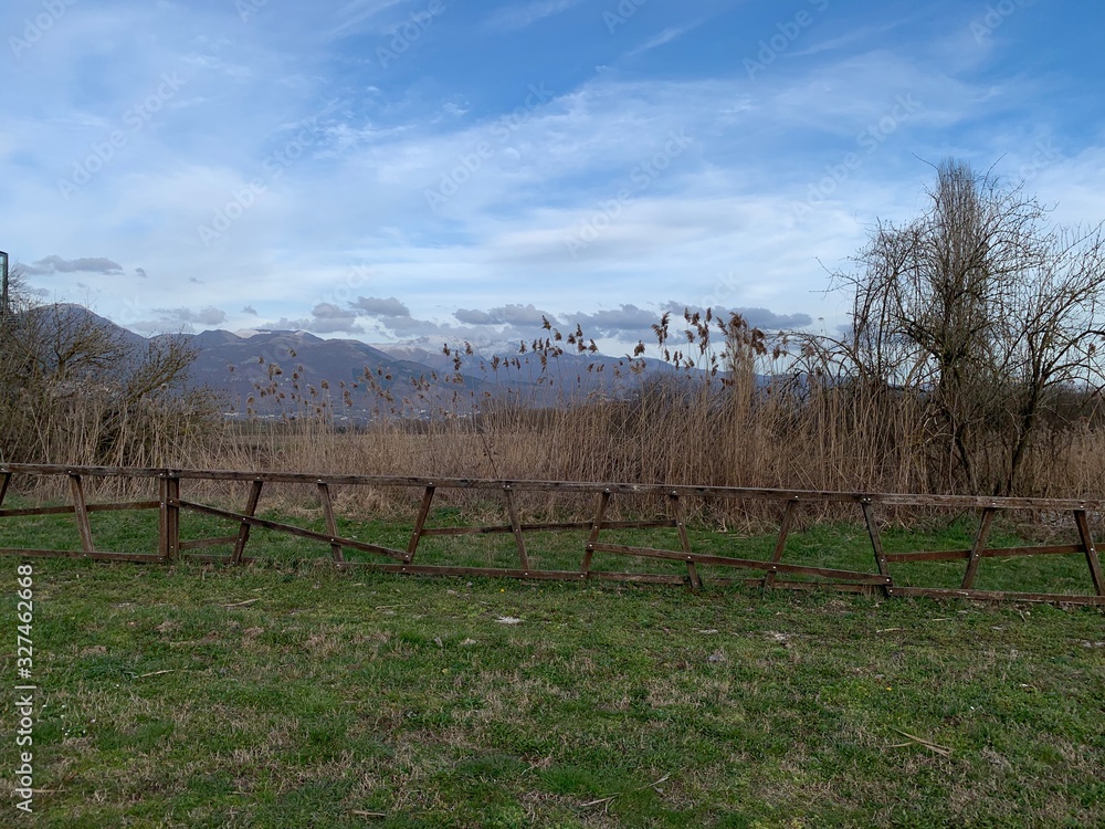 Obraz premium wooden fence in a field
