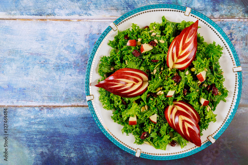 Healty keto salad with kale, apple cranberry and sunfloer seeds.