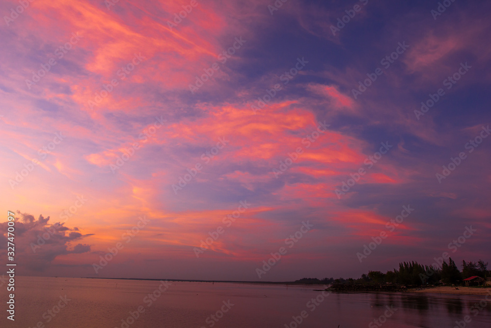 Wallpaper blurred nature of the twilight light in the evening by the large water basin surrounded by big trees, the integrity of the forest Wallpaper blurred nature of the twilight light in the evening by the large water basin surrounded by big trees, the integrity of the forest