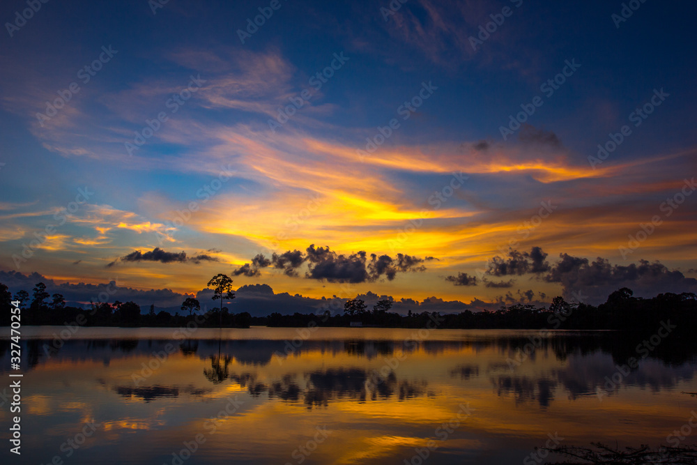 Wallpaper blurred nature of the twilight light in the evening by the large water basin surrounded by big trees, the integrity of the forest Wallpaper blurred nature of the twilight light in the evening by the large water basin surrounded by big trees, the integrity of the forest
