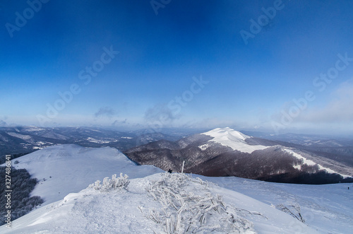 Fototapeta Naklejka Na Ścianę i Meble -  Bieszczady panorama z połoniny Wetlińskiej zima