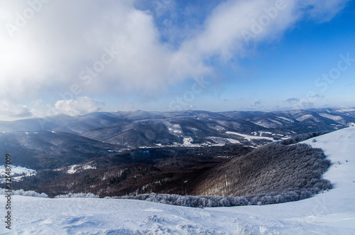 Fototapeta Naklejka Na Ścianę i Meble -  Zimowa panorama z połoniny Wetlińskiej Bieszczady