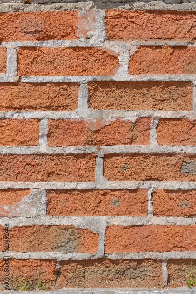 Obraz premium Background of collapsing brick wall, texture of the old cracked red brickwork