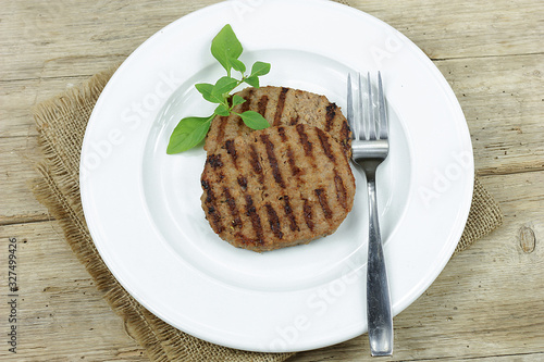 steak haché de boeuf grillé dans une assiette