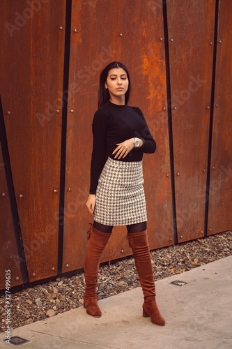 Obraz na płótnie Beautiful girl model posing against the background of the modern building w salonie