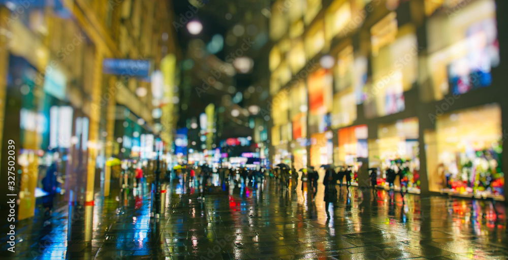 Obraz premium pedestrians walking on rainy night in the city vienna