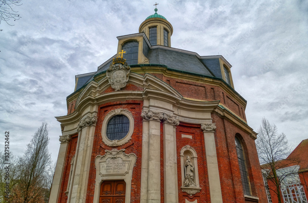 Obraz premium Kleine alte Barockkirche im Zentrum von Münster
