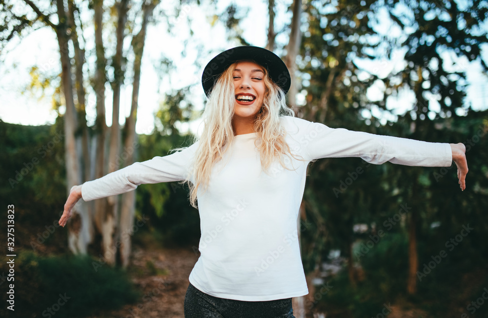 Chica muy feliz con los brazos abiertos con un sombrero negro Stock Photo |  Adobe Stock