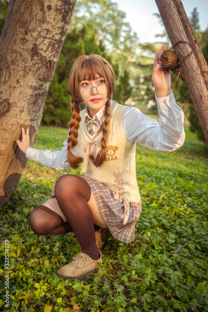 A Chinese girl is in the woods in the park A Chinese girl is in the woods in the park