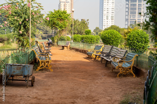 Foto Mumbai, India -  Benches and a walking path in the Hanging Garden park in Malbar