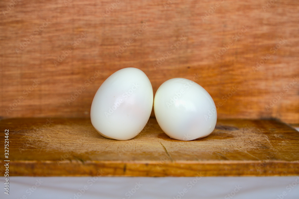 Tabla de madera con dos huevos cocidos Tabla de madera con dos huevos cocidos