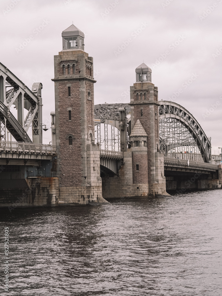 Obraz premium Bridge in St. Petersburg on a cold gray day