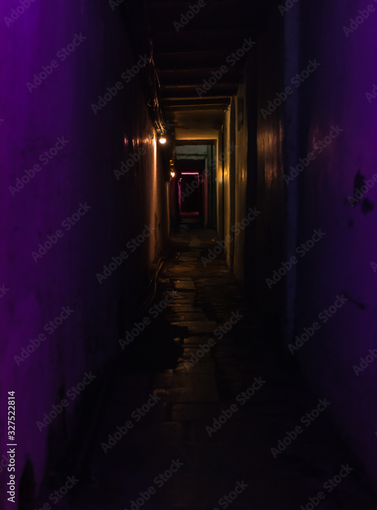 Pasillo oscuro iluminado con luces tenebrosas Pasillo oscuro iluminado con luces tenebrosas