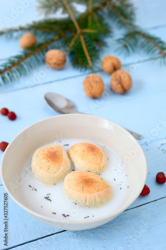 Mohnsuppe mit Hefegebäck	 photo