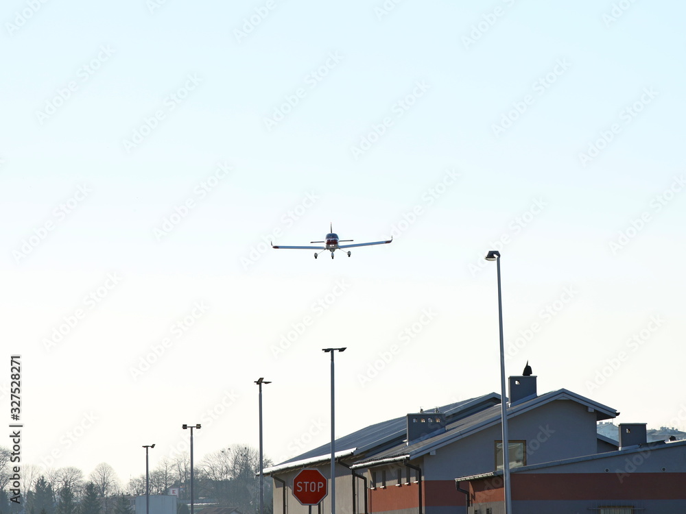 Fototapeta premium Yaslo, Polska - 7 9 2019: lekki sportowy samolot turbośmigłowy leci po niebie wśród deszczowych chmur. Lądowanie w trudnych warunkach atmosferycznych. Meteorologia i prognoza pogody dla lotnictwa