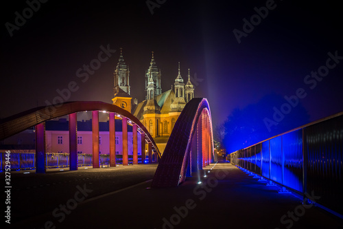Katedra Poznańska i Most Jordana w wieczornej scenerii
