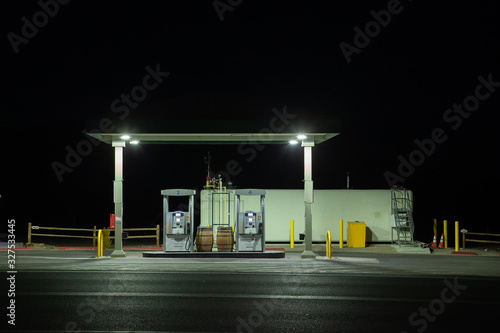 Fotografie Gas station in the night located in the desert of Death Valley national park in