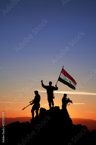 Принти на полотні Three armed soldiers with the Iraqi flag