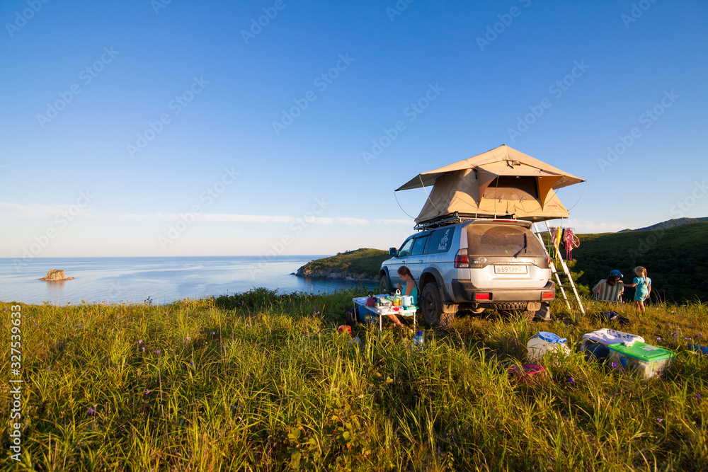 VITYAZ, RUSSIA - AUGUST 08, 2016: Mitsubishi Pajero Sport with rooftop  tent. Camping life foto de Stock | Adobe Stock