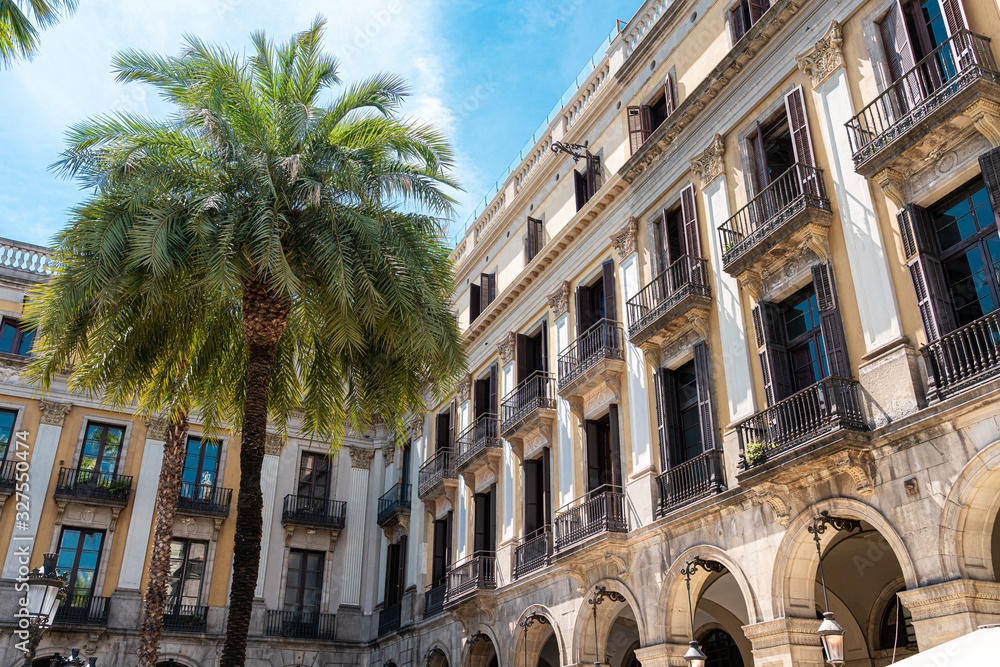 Naklejka premium Royal Square (Placa Reial or Plaza Real) a Well-Known Tourist Attraction Of Barcelona, Spain