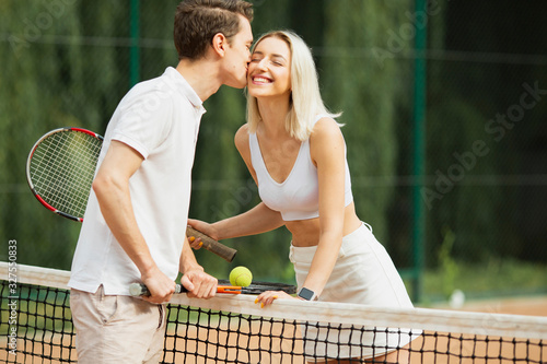 Tennis couple having a good time © FreepikCompany