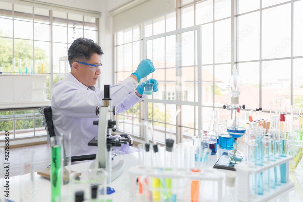 Asian Thai researchers or scientists are doing experiments to find antibiotics and vaccines that are resistant and treat new strains of the coronary virus 2019 or covid-19 in the laboratory. Asian Thai researchers or scientists are doing experiments to find antibiotics and vaccines that are resistant and treat new strains of the coronary virus 2019 or covid-19 in the laboratory.