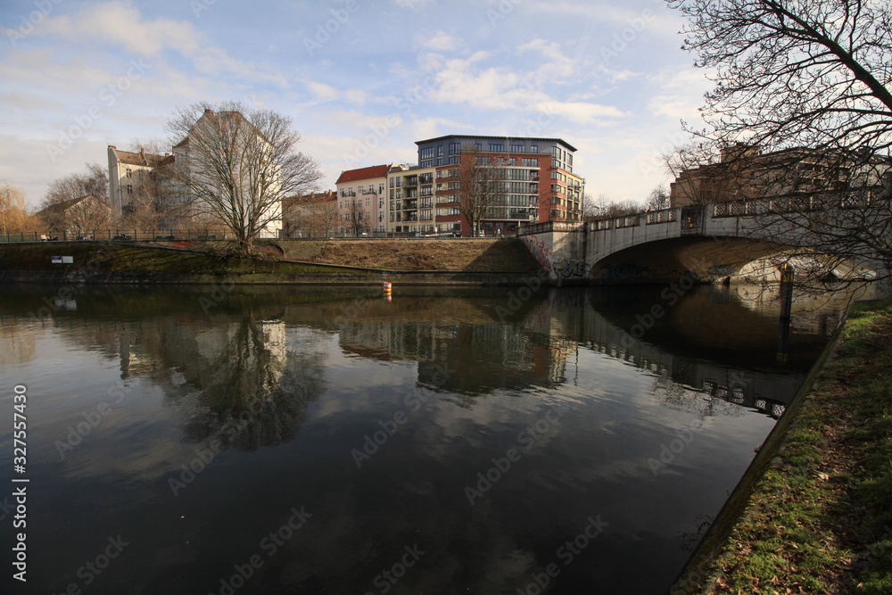 Obraz premium Wasser-und Bezirksdreieck an der Berliner Lohmühlenbrücke