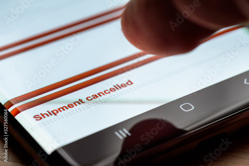 Fotografie shipment cancelled text on smart phone screen